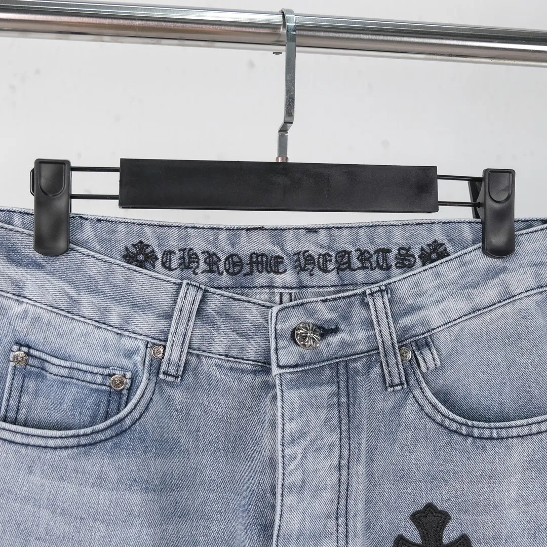 P290 (top version) Chrome hearts new city-limited flame blue jeans Chrome hearts city-limited jeans Hardware customization Original development vintage levis American-made 501 black and gray base version Levi's American-made 501 base version Imported sheepskin 925 silver remake [Top heavy industry fashion design] Consistently high-street luxury style. Speaking of this style, the Zangyin family and GU family are definitely the leading representative brands. Especially the Zangyin family has really achieved a state-of-the-art effect in creating high-street style. The unique washed material is used to create this style. The color system is already quite eye-catching. After it is decorated with patchwork cross flowers, it cleverly highlights the charm of the brand. Secondly, this style uses classic The high-waist cutting design highlights the long legs and fashionable temperament of the upper body. The brand is highly recognizable and the slim fit configuration is more suitable for daily wear. It is a product that interprets personality, fashion, and specifications at a glance. This single product is enough to make any fan excited. It can be a white T-shirt for a youthful college style, or a tight suspender for a royal style. It has strong matching ability and can be easily controlled by men.  [Materials and craftsmanship] Needless to say, this point goes without saying. As an excellent craftsman brand, Zangyin’s requirements for details and craftsmanship are really perfect. The washed color of this model has gone through so many processes, not to mention the embellishment of denim appliques. It is also purely hand-made and sewn. Just like what they believe in, only hand-made things have soul and have the meaning of wear. A top-notch heavy-duty fashionable denim item, I look forward to your perfect interpretation! !  Color: Blue Size: S M L XL